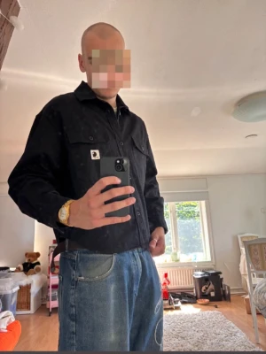 Svart Kelly shirt från Carhartt WIP - Säljer en svart kelly shirt från Carhartt i mycket bra skick! Den är 70cm lång och ca 56cm i axelbredd