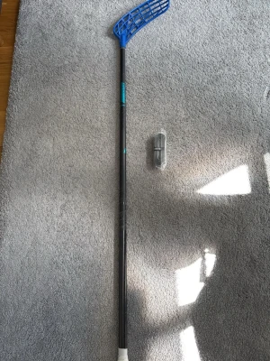 Unihoc Evolab innebandyklubba  - Säljer min unihoc Evolab klubba i 26 flex i 104 cm som är helt ny där du får med en helt ny grå KH grip och ett nytt Unilite på. Nypris är 2600 men det är en gammal modell säljer jag den för 1400kr. Pris kan diskuteras mvh Viktor👍