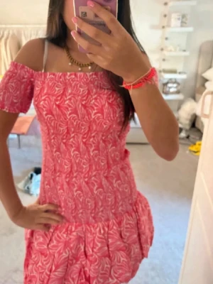 slutsåld klänning från hm - Säljer denna otroligt fina klänningen från hm!            Priset går alltid att diskutera och klänningen finns kvar tills markerad såld.💓