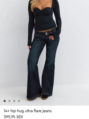 Mörkblå ultra flare jeans - Köpte dom för en vecka sen och är inte använda för att dom inte passar. Säljer ett par mörkblå hip hugger jeans med ultra flare passform. Jeansen har låg midja, vida ben och kontrastsömmar. Klassisk femficksmodell och cool retrostil som passar perfekt till en trendig look.