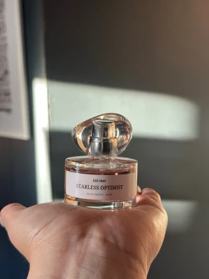 H&M Fearless Optimist 30ml - H&M Fearless Optimist 30ml! Väldigt lite använd, super härlig doft men passar inte mig. Stått mörkt o svalt! 