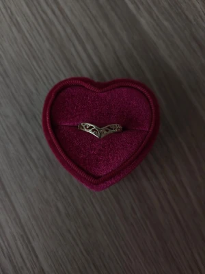 Guldfärgad ring med spetsig design - Detaljerad ring i storlek 17,7mm, guldfärgad.