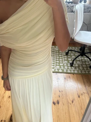 Gul offshoulder maxiklänning - Jag säljer denna offshoulder gula maxiklänningen i mesh från bubbleroom i storlek M/38. Den är även oanvänd. Perfekt för bröllop eller dylikt. 🌸