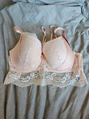 Ljusrosa spets-bh med lång spetskant - Säljer en jättesnygg BH från Hunkemöller och delicious Demi the kissible i 80d och Cloud Pink  Kan även hämtas I Partille  E5