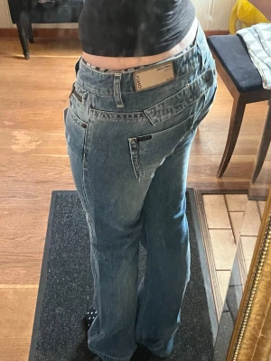 Blå bootcut jeans från ONLY,  - Säljer ett par blå bootcut jeans från ONLY med låg midja. Storlek s, de är helt nya med prislappen kvar 