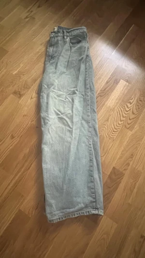 Ljusblå baggy jeans från Urban outfitters  - Säljer ett par ljusblå jeans med rak passform. Jeansen har klassisk femficksdesign och är tillverkade i denim. Perfekta för en avslappnad och trendig look.