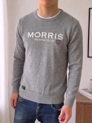 Morris grå tröja - En nice grå Morris tröja i strl M men sitter som en S. Tröjan är i mycket bra skick utan nåra defekter och hör gärna av er vid frågor elr funderingar!!