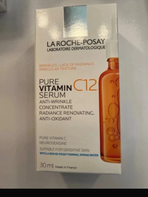 La Roche-Posay Pure Vitamin C12 Serum - Pure Vitamin C12 Serum från La Roche-Posay, 30 ml. Ett anti-age serum med koncentrerad C-vitamin, speciellt för känslig hud. Ger lyster, jämnar ut hudtonen och motverkar rynkor. Kommer i en vit och orange förpackning.
