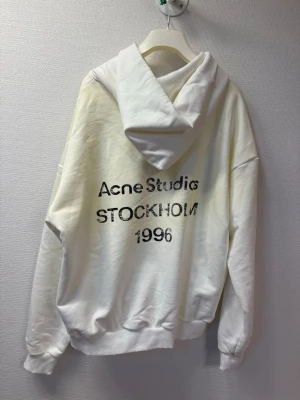Acne studios hoodie unisex vit  - (Kan mötas i Sthlm ) Passar båda kön. Inga skador eller defekter 😊 storlek s true to size 