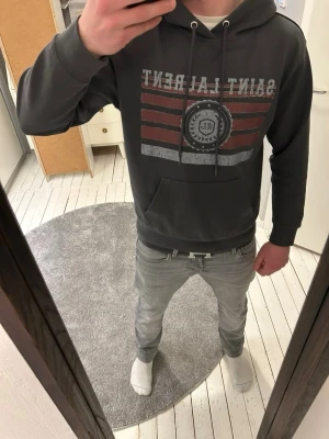 Saint Laurent tröja - Säljer en riktigt fet tröja från Saint Laurent | Den är i storlek medium men passar mer som small | Modellen är 175 | Riktigt fint skick förutom det en liten slitning vid fickan, inget som syns när den används | Hör av dig vid flera frågor📩