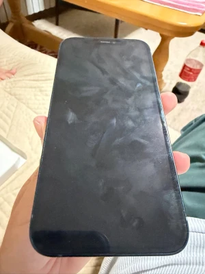 Svart iPhone med dubbla kameror - Säljer min gamla iPhone 12 i färgen mörkblå då jag inte använder den längre, Mobilen är i riktigt fint skick bara att batterihälsan ligger på 70%, Men går att byta ut, kan sälja den för mindre vid snabbaffär