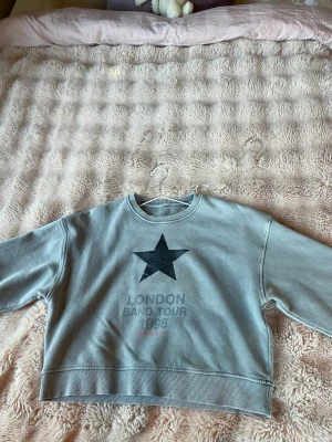 H&M tröja!! - Långärmad grå sweatshirt med tryck på!!