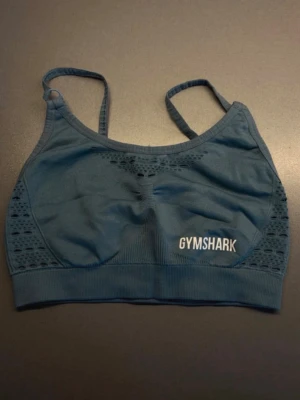 Turkos sport-bh från Gymshark - Väldigt sparsamt använd, notera att tvättlappen har klippts bort då den skavde. Utöver lappen är den i väldigt bra skick.   Passar S/75B/70B-C