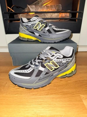 New balance 1906r skor - Säljer nu ett par helt nya new balance 1906r  i strl 43 och en grå/gul/svart färg. Perfekta sommarskon! Bara att skriva ett DM vid intresse:)