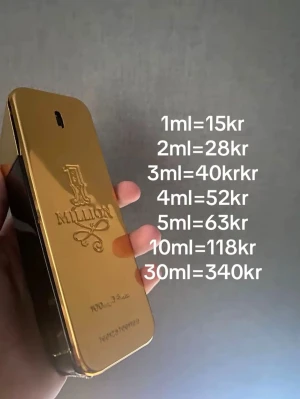 Samples - Säljer en 1 Million parfym  i en ikonisk guldskimrande flaska med präglad logga och elegant design. Flaskan har en rektangulär form och metallisk finish som verkligen sticker ut i badrumshyllan.
