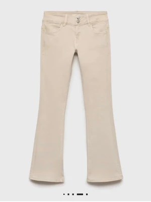 Beige bootcut jeans med låg midja - Säljer ett par snygga beige bootcut jeans med låg midja och klassiska fem fickor. Jeansen har utsvängda ben och dubbla knappar i midjan. Perfekta för dig som vill ha en trendig och stilren look.