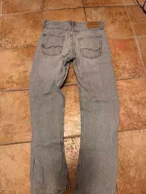 Jack&Jones 3034 Relaxed/Chris - Säljer ett par grå jeans 