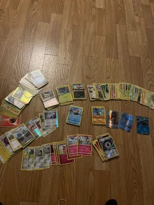 Pokemonkort - Massor pokemonkort blandade årtal, packen är öppnade men de ligger kort i dom,kolla alla bilder för att se allt