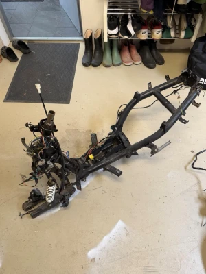 Peugeot speedfight delar - Säljer en bunte med delar till speedfight moppe, redan sålt elsystemet. Skriv om ni vill ha bild på nåt. Finns i Röstånga. 