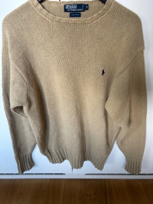 Ralph lauren tröja - En snygg stickad ralph lauren tröja som är i storlek M men är något större än M i storleken men inte mycjet