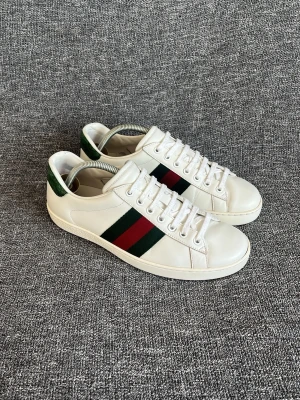 Gucci Ace vit  - Hej! Säljer dessa näst intill nya Gucci skorna i modellen Ace! Väldigt fint skick och inga defekter förekommer. Storlek Uk6 vilket motsvarar storlek 40 och dessa skorna har Innermåttet  26cm. Rekommenderar dessa skorna eftersom att dom passar till vardags och nästan allt och är tidlösa. Hör gärna av dig vid intresse! Mvh DC ♦️