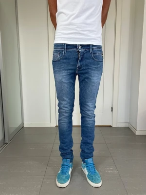 Replay Anbass Jeans  - Säljer nu dessa Replay Anbass Jeans, W29 o L32 med mått ca 37-37,5 o 105 cm. moddelen är 183 och väger 68 kg. Skriv för fler bilder/frågor🙌🏼