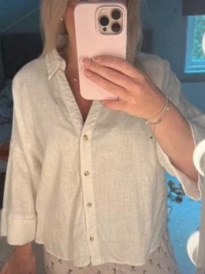 Blus - Säljer denna superfina linneblusen då den inte kommit till användning. I super braskick och passar så snyggt nu till hösten!🥰