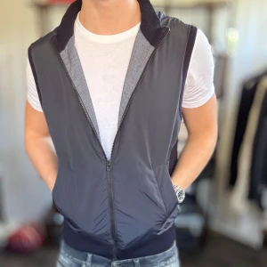Stickad väst - Mycket fint skick, inga defekter. Nypris ca 1500kr. Passar dig som är 175-185cm ungefär. Modellen är 185 cm, 75 kg. Alltid billigare pris vid köp av flera varor‼️🙌Svarar alltid på frågor eller funderingar!  