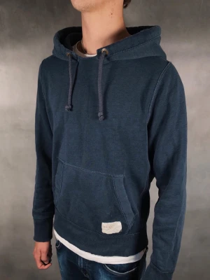 Abercrombie & Fitch Hoodie - Abercrombie & Fitch Hoodie • Storlek: M • Skick: 9/10 – fint skick utan skavanker (Slitningar är design) • Inkluderas: Endast Hoodie • Nypris: ~ • Passform: Modellen på bilden är 180 cm lång, väger 65 kg •