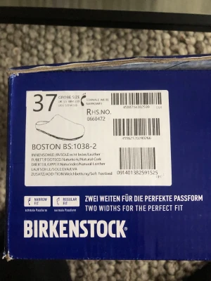 Birkenstock Boston tofflor beige 37 - Säljer ett par Birkenstock Boston tofflor i beige mocka med mjuk fotbädd och naturkork i sulan. Klassisk slip-in modell med svart yttersula och diskret Birkenstock-logga på sidan. Perfekta för chill dagar hemma eller när du vill ha det bekvämt.