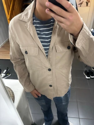 Beige Overshirt - Storlek M, skick 9/10. Postar samma dag!