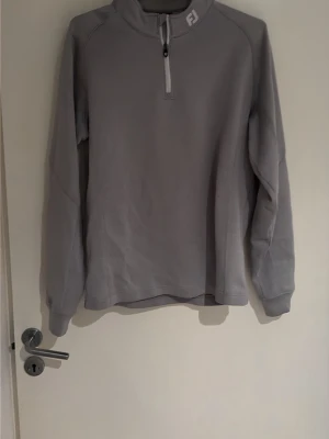 Grå quarter-zip ifrån FootJoy - Grå quarter-zip ifrån FootJoy. Använts en del men i bra skick fortfarande. 