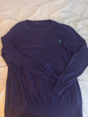 Mörkblå tröja från Polo Golf - Mörkblå långärmad tröja från Polo Golf Ralph Lauren i mjuk pima bomull. Klassisk rund halsringning och diskret grön logga broderad på bröstet. Perfekt för en clean och stilren look. Skicka dm ifall frågor eller annat 
