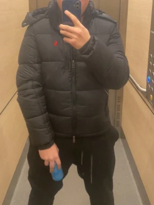 Säljer en ralph lauren jacka storlek S använde den i cirka 1-2 månader - Helt nyskick 