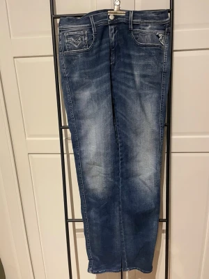 Replay hyperflex jeans  - Ett par blå replay jeans i hyperflex. Väldigt sköna och töjbara. Storlek 32 34. Slim fit. En liten defekt på fickan, se sista bilden. 
