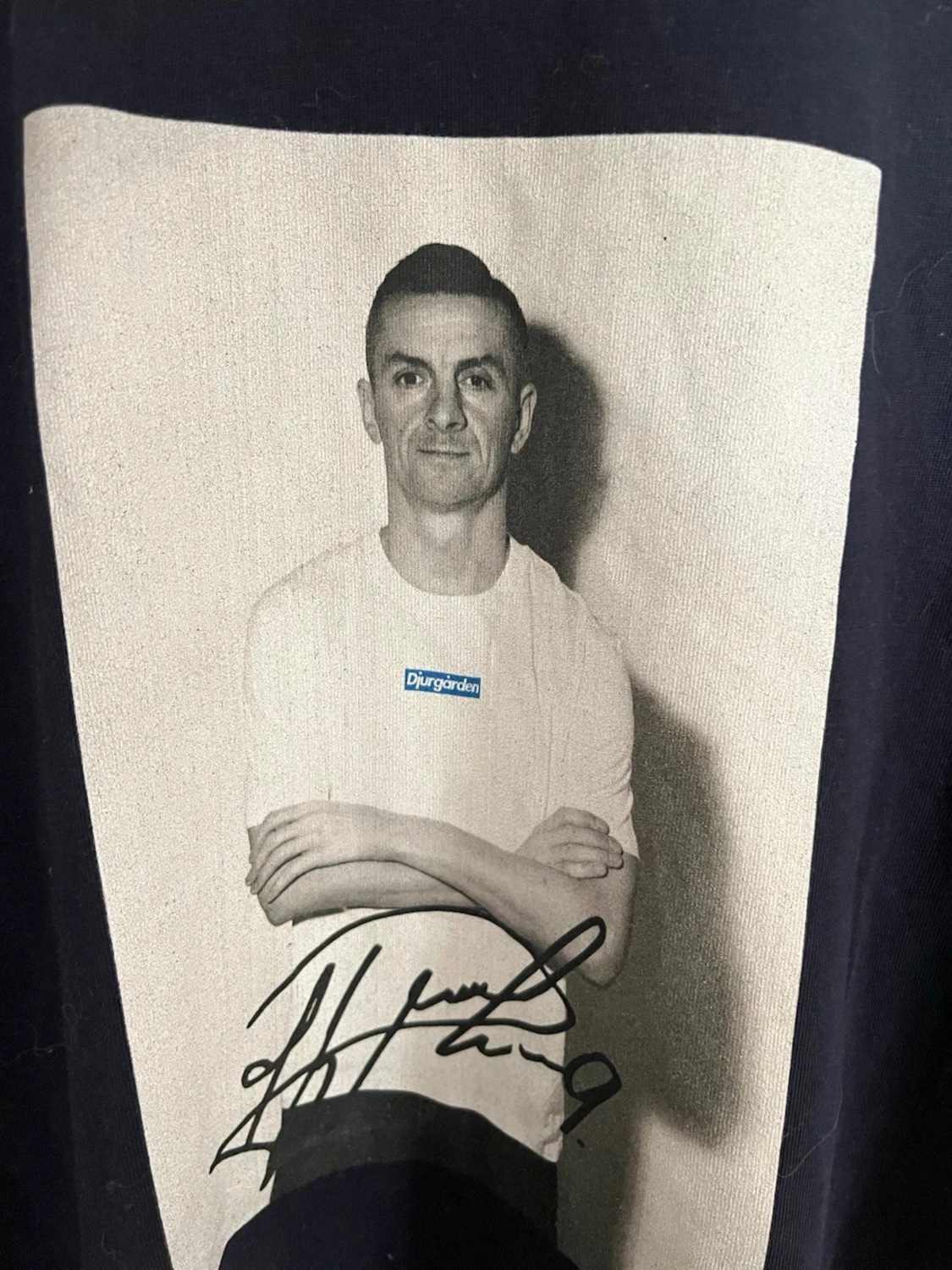 Mörkblå t-shirt med tryck - 1