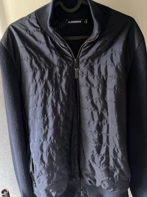 Svart cardigan från J.Lindeberg - Snygg svart cardigan från J.Lindeberg. Fler bilder finns vid intresse 👌
