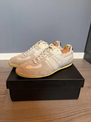 Vita Hugo boss skor - Säljer ett par sneakers ifrån Hugo Boss👟! Skorna är använda många gånger men är fortfarande i ett fint skick! Skorna har normalt slitage som man inte ser, bara ifall man tittar jätte nära! Skorna är storlek 43📐!  Skriv vid funderingar!✅ fraktar inom 24h📦🚚