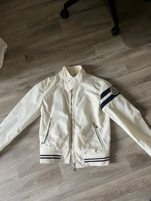 Moncler bomber jacka - En riktigt snygg vintage bomber jacka från moncler i storlek XS. Köpt och äkthetsverifierad på Sicuro fashion. Inga synliga defekter på jackan. Bara att höra av er vid frågor!🤠