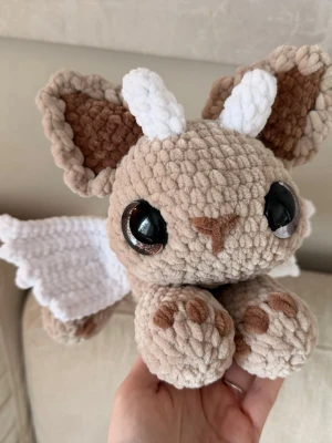 Virkad dragon Kitty  - Supersöt dragon Kitty gjord med mjukt chenillegarn, ca 50cm lång🤎