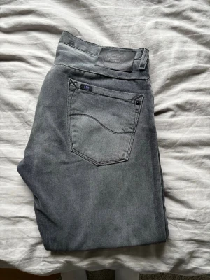 Lee jeans  - Snygga Lee jeans. Inga defekter. Skulle säga att modellen är straight och relaxed. Storlek: W34L36