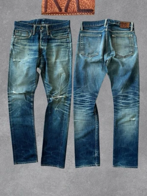 RRL jeans - Säljer nu dessa otroliga jeans från RRL (Double RL) med sjuk patina, köpta tidigt 2000 ta. Bra skick, en del revor osv, lite gulaktiga på framsidan men en del av vintage looken, också blivit ett större hål vid midjan men som enkelt går att lappa igen eller laga.  Längd: 103 Midja: 38 Lår: 22 Fotvidd: 17 Storlek 29/30 Skriv vid funderingar!