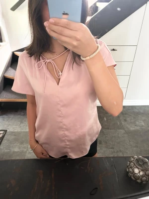 Rosa blus  - Säljer denna söta rosa blus i satin🩷🎀