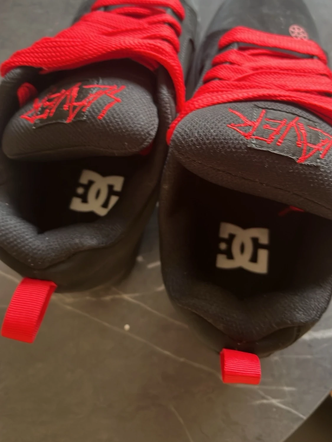 Svarta sneakers med röda detaljer - 2