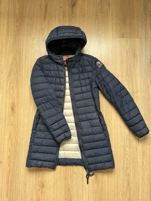 Parajumpers Irene  - Säljer min fina Irene dunjacka från Parajumpers. Strl XS men passar även S. Fint skick 🤍självklart äkta! 