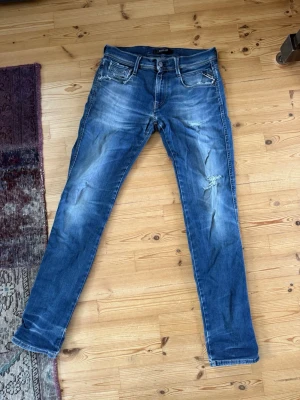 Replay Jeans - Säljer nu mina schyssta Replay Anbass jeans med naturliga slitningar. Skriv Pm vid eventuella frågor!   Ytterben: ca103cm Innerben: ca80cm Midja: ca91cm