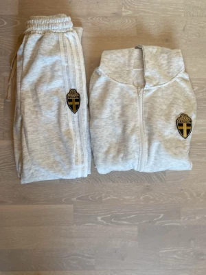 Ljus grå Sverige set - Tja! Säljer ett helt nytt ljus gråt Sverige set.                                                                       Storlek är medium på både.                                                                                    Settet kostar 699kr men om du köpa styck så är det 399kr styck.                                                                     Dem är helt ny så aldrig använd bara testad.                     Priset kan diskuteras och skickar inom 24 Tim ☺️💨