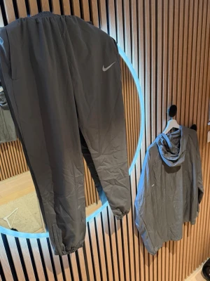 nike windbreaker - selling grey nike wind breaker 