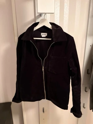 Svart manchester overshirt från Weekday - Riktigt snygg svart overshirt från Weekday i sammets liknande material, den har blivit förr liten på mig, Vädligt fin kofta för fester, utekväll, skoldagar