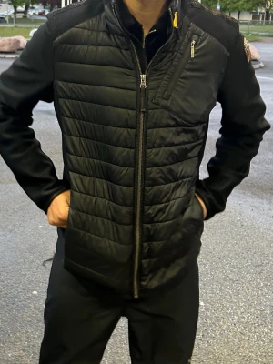 Parajumper cardigan - Inga hål, riktigt bra skick, äkta parajumper jacka, priset kan diskuteras 